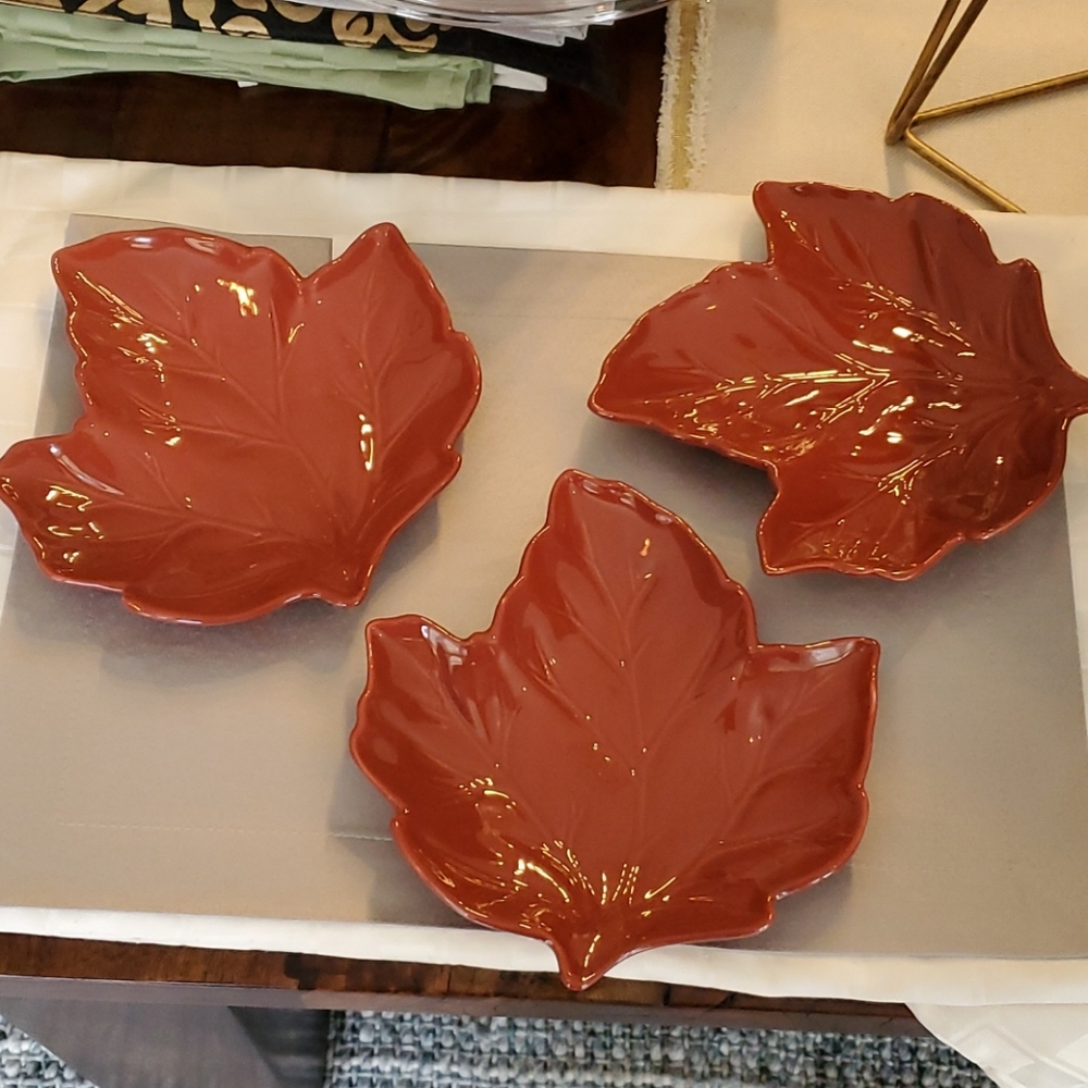 Set of 3 porcelain leaf plates
